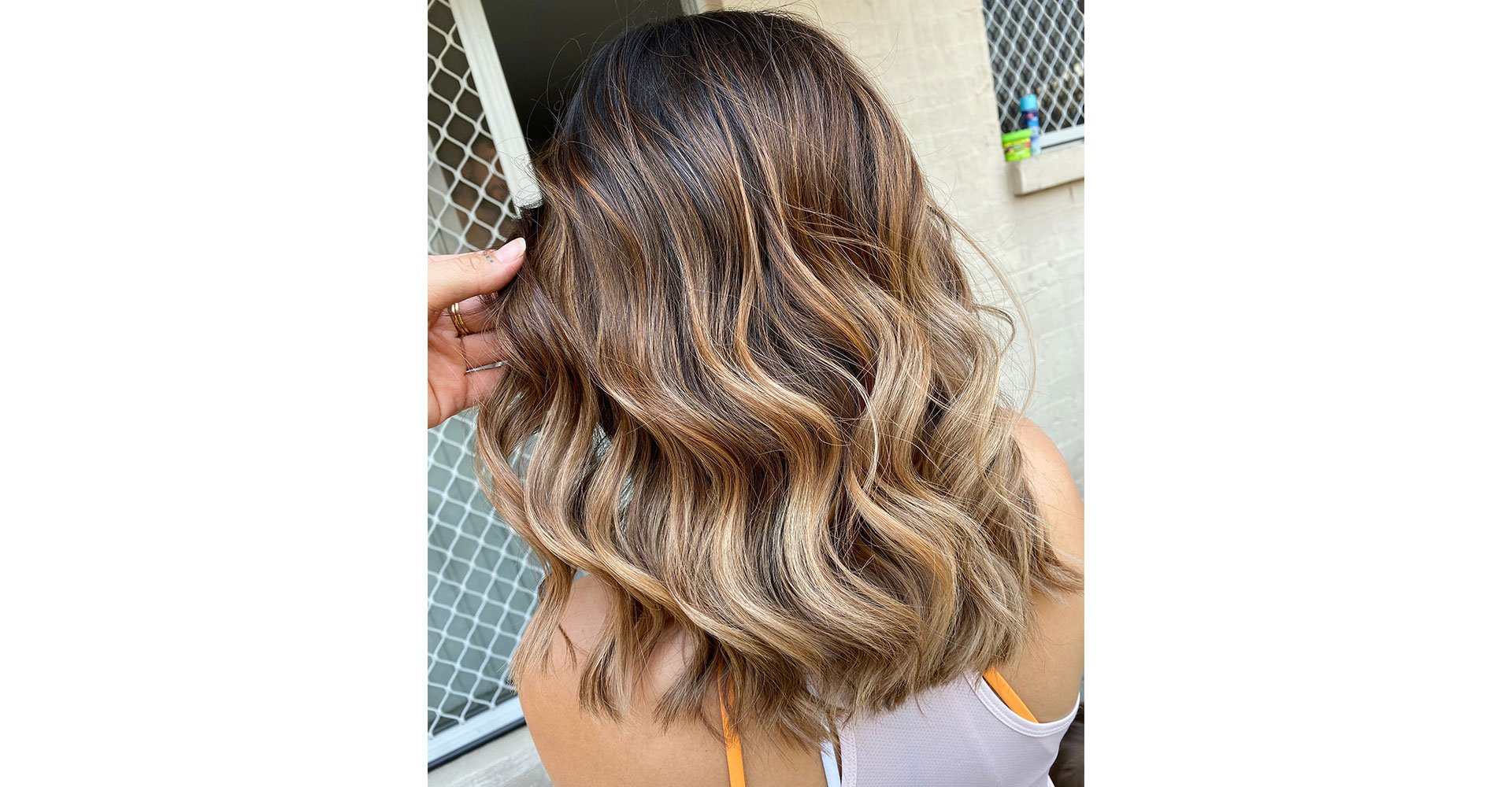 cabelo médio com técnica de mechas morena iluminada